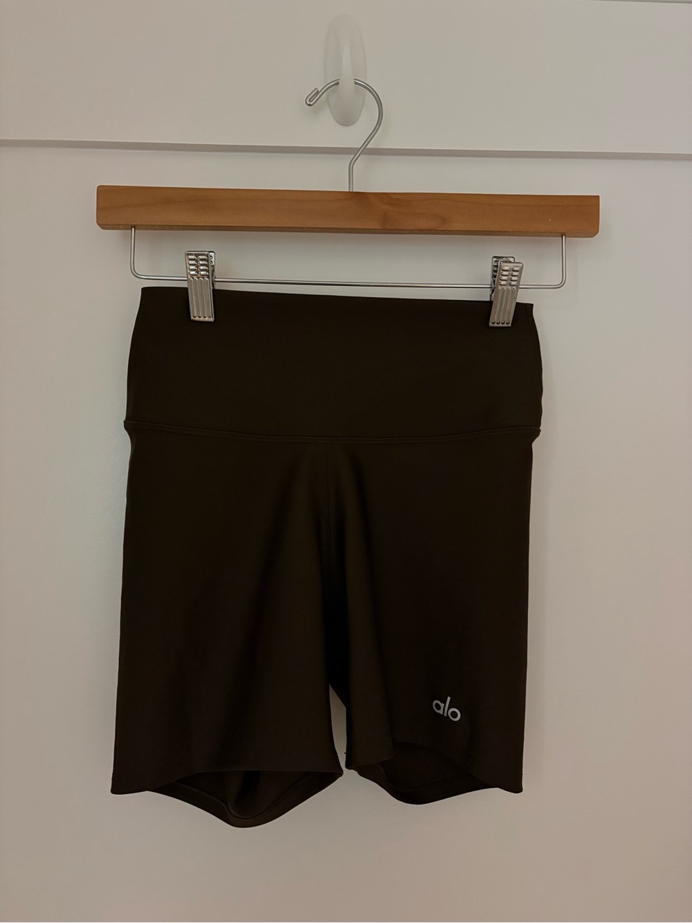 alo 5" airlift energy short in espresso